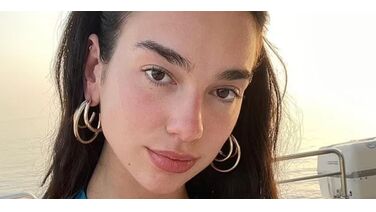 Zangeres Dua Lipa zoekt het randje op met foto in héél kort broekje