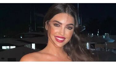 Yolanthe deelt op Instagram een heel fijne familiefoto met 5 Cabau-zussen