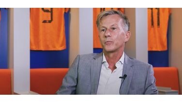 Wat is het salaris van Andries Jonker, bondscoach van de Oranje Leeuwinnen?