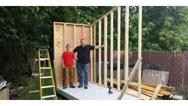 Handig 13-jarig jochie bouwt met $1.500 een tiny house in de achtertuin