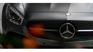 Vrijheid is een volgentankte Mercedes…. met verzekering!