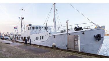 De voormalige woonboot van Douwe Bob staat te koop Funda