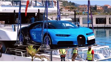 Zien: Bugatti Chiron van €3,2 miljoen wordt op jacht getild voor GP van Monaco