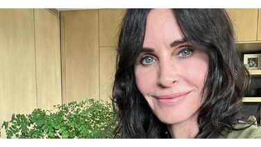 Courteney Cox (60) viert verjaardag en showt hoe ongekend fit ze nog steeds is