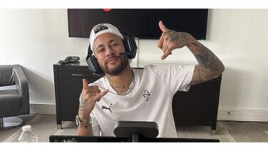 Neymar Jr. draagt een gelimiteerd Batman-horloge van Jacob & Co t.w.v. € 233.000,-