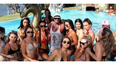 Maak kennis met de Australische Hugh Hefner: Travers ‘Candyman’ Beynon