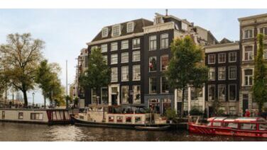 Topdesigner Eric Kuster zet luxe penthouse aan de Amstel in Amsterdam in de etalage