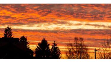 Waarom wordt de lucht rood wanneer er Saharazand in de lucht zit?