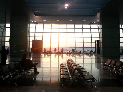 Illustratie voor: Waarom je jetlag erger voelt wanneer je van het Westen naar het Oosten reist