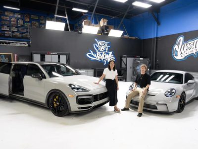 Illustratie voor: Omdat het kan: Mark Zuckerberg laat Porsche Cayenne Turbo GT omtoveren tot een minivan