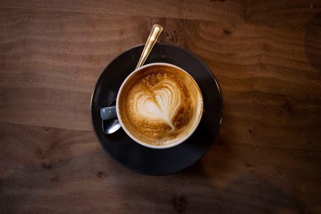 Een kopje koffie op een schoteltje.