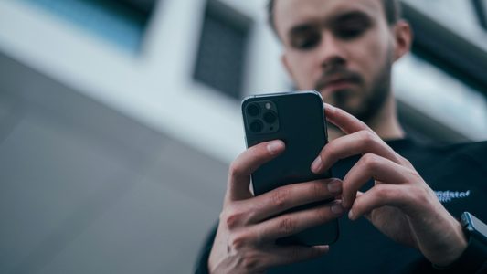 Een man die op zijn telefoon op een datingapp zit