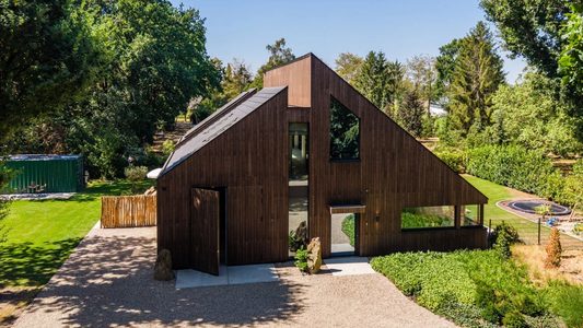 De voorkant van de villa in Noord-Brabant.