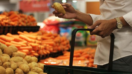Iemand die aan het winkelen is in de supermarkt.
