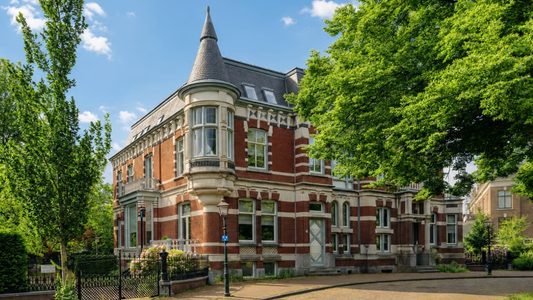 De voorzijde van de villa in Haarlem.
