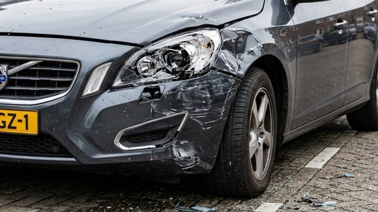 Een auto met schade, wat een goed begin is om met AI verzekeringsfraude te plegen.
