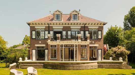De achterzijde van de monumentale villa.