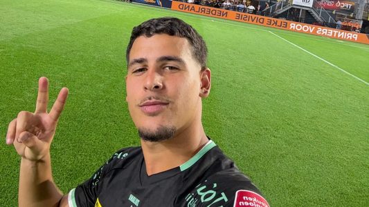 Edhy Zuliani van VVV-Venlo die met kauwgompakjes speelde als scheenbeschermer.