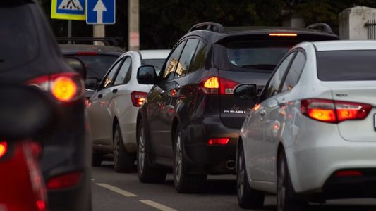 Verkeer met auto's die zeer waarschijnlijk irritaties aan elkaar hebben.