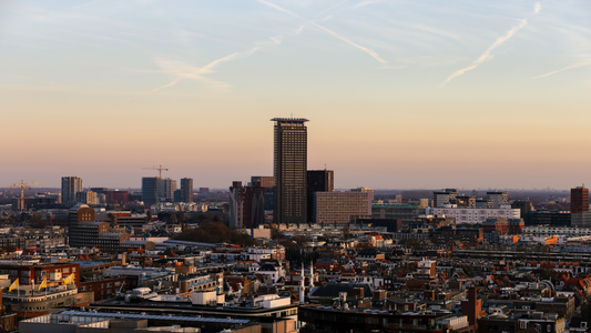 Den Haag met een zonsondergang op de achtergrond.