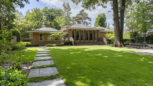 Een villa met een grote tuin.