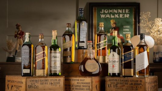 De whiskycollectie met Johnnie Walker-flessen.