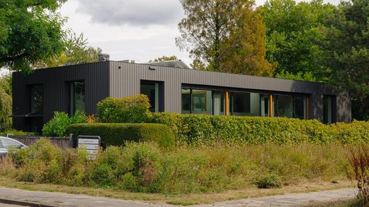 De buitenzijde van de luxe designvilla.