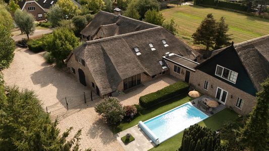 Een overzicht van de luxe woonboerderij.