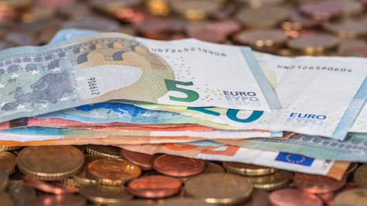 Verschillende soorten muntgeld, euro's, centen. Ook briefgeld