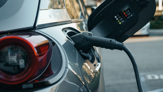 Illustratie voor: Tot € 6.000 (!) subsidie voor je volgende auto: zo kunnen Nederlanders met een lager inkomen goedkoop elektrisch rijden