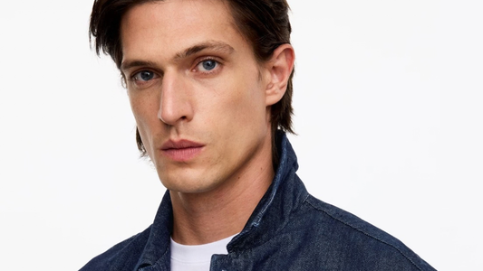 Een model van H&M (het kledingmerk dat een bijzondere 3 voor 2-deal op de site heeft lopen momenteel)