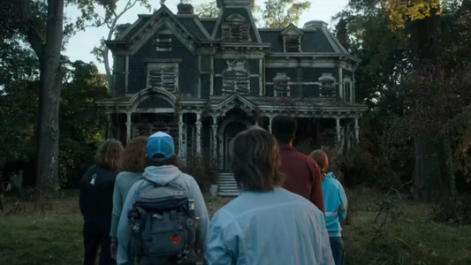 Een groep uit Stranger Things die voor het Creel House staan.