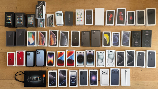 Een verzameling van 54 iPhones die op een tafel ligt.