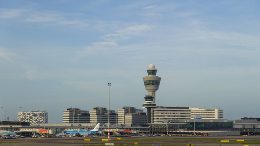 Schiphol met de luchtverkeerstoren.