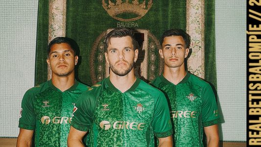 Voetballers in het nieuwe uitshirt van Real Betis
