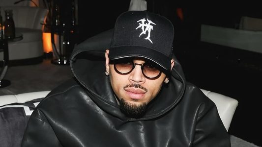 Chriw Brown, de man die een luxe Mercedes bezit.