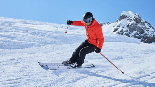 Een man met items uit de wintersportcollectie van Lidl aan.