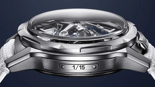 Het horloge dat deels uit mineraal is vervaardigd.