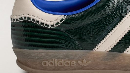 De achterkant van de Adidas x Wales bonner Gazelle Suede Croc 'Green Night'