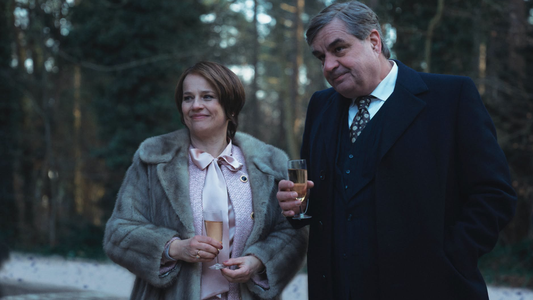 Lies Visschedijk als Toos van der Valk en Frank Lammers als Gerrit van der Valk in de Netflix-serie