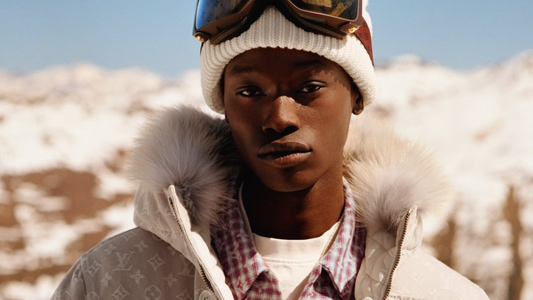 Man met kleding uit de wintersportcollectie van Louis Vuitton