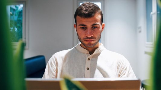 Een man die aan het beleggen is in ETF's via Mintos