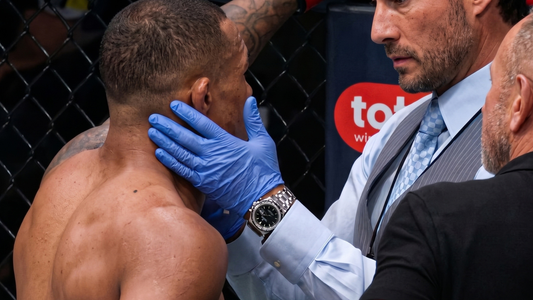 De UFC-dokter met een duur horloge om de pols.