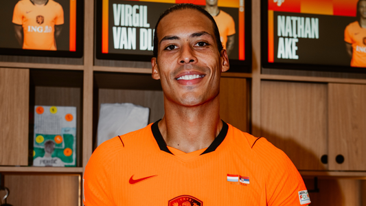 Virgil van Dijk (buiten beeld heeft hij de gouden schaal vast)