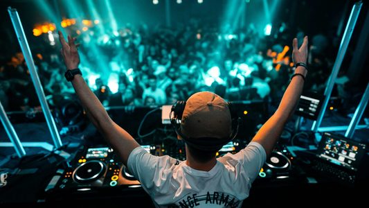 Een dj die draait op een festival