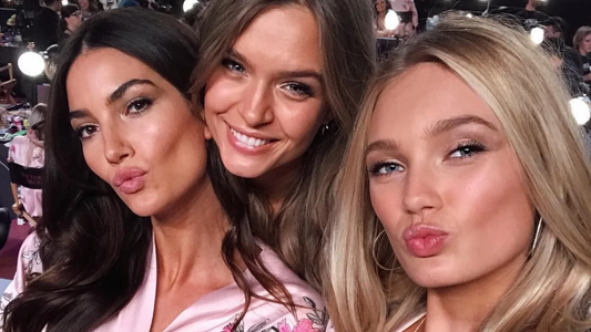 Romee Strijd, Lily Aldridge en Elsa Hosk tijdens de Victoria's Secret Fashion Show van 2017