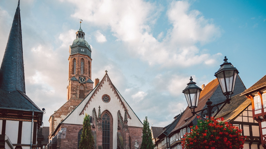 Een kerk met huizen ernaast.