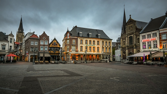 Een plein in Limburg met gebouwen eromheen.
