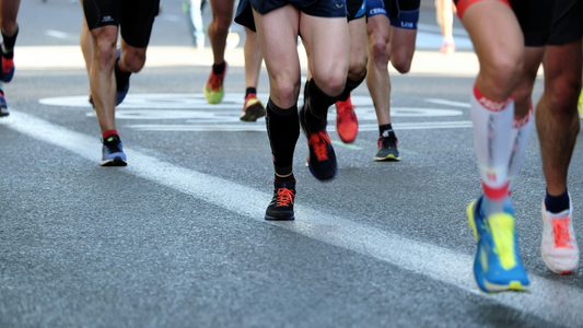 Mensen die hardlopen met hardloopschoenen aan.