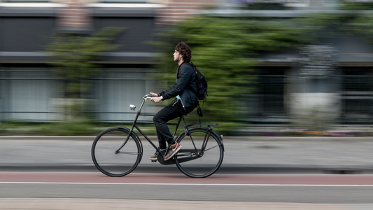 Een man die aan het fietsen is.